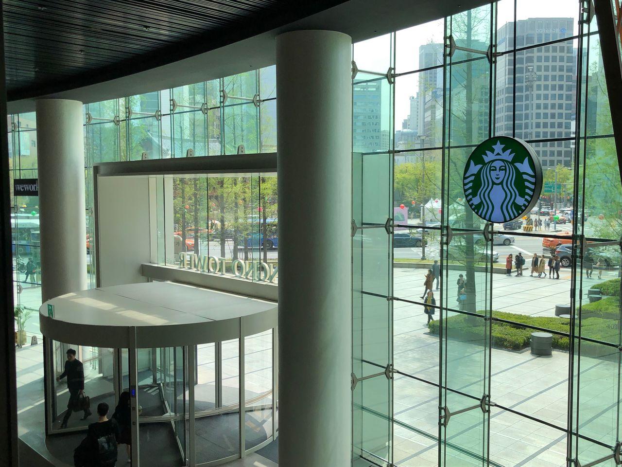 星巴克The鐘路店的樓上座位區，室內光線明亮，座位舒適。